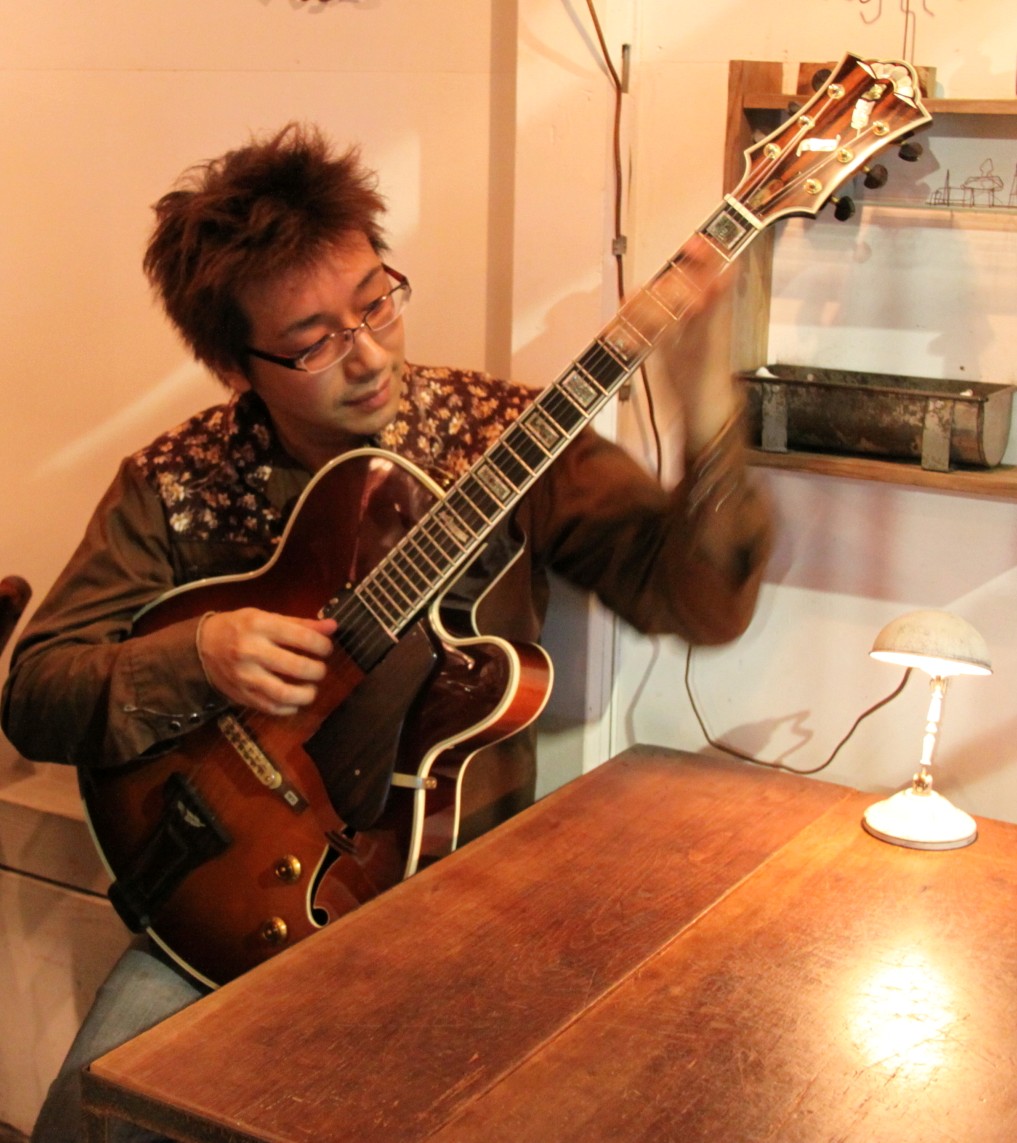 神戸元町のギター教室講師山田忍
